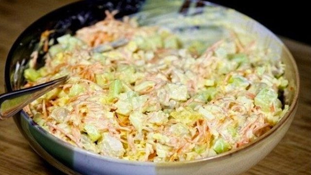 salát s kuřecím masem a lahodnou zálivkou (1)