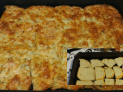 Recept na vynikající chleba ve vajíčku: Krajíce stačí položit na plech a zalít česnekovou směsí. Já už jinak chleba ve vajíčku nedělám