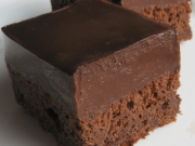 Recept na čoko-kostky s polevou připravené za 10 minut. Vyzkoušejte tuto bleskovku z kefíru