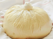Jogurtové těsto ze sáčku: V ledničce mám vždy alespoň jeden balíček, stačí ho jen vyndat a hned máte výbornou pizzu, buchty či koláče!