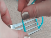 Žena začala kolem vidličky obtáčet vlnu. Tuto krásu si můžete udělat doma i vy!