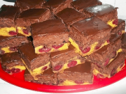 Recept na neskutečně chutný koláč: Tento čoko-třešňový koláček s lahodným krémem chutná nejlépe, když je dobře vychlazený!