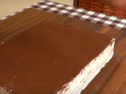 Recept na nejjemnější koláč připravený z 200g tvarohu a 4 vajec. Každý kousek tohoto jemného dezertu se v ústech rozpouští jako sněhová vločka!