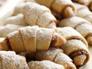 Recept na křehké a jemné rohlíčky z listového těsta: Určitě je nebudete dělat jen na svátky – chutnají fantasticky!