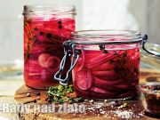 Chcete vyzkoušet něco nového a chutného?Vyzkoušejte tento recept a nebude litovat.Domácí nakládaná cibule s malinami.